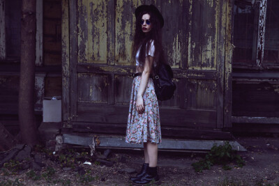 #潮流服饰小闺蜜#Skirt, Crop Top, Hat, Leather Backpack, Sunglasses, Dr. Martens Boots