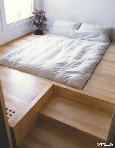 英国Oliver Peake设计的“Japanese Bed” 亮点是小楼梯呀~~﹍ &lt; Tina &gt;