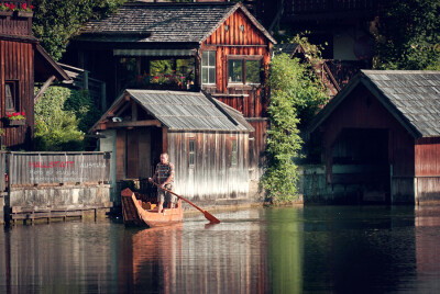 【Hallstatt 哈爾施塔特】位於阿爾卑斯山脈東部的奧地利境內薩爾茨卡默古特地區，一個相當小的湖畔小鎮，史前就有人類活動遺跡，至今已有四五千年歷史，曾因鹽礦致富，是奧地利最古老的小鎮之一，1997年聯合國列為世…