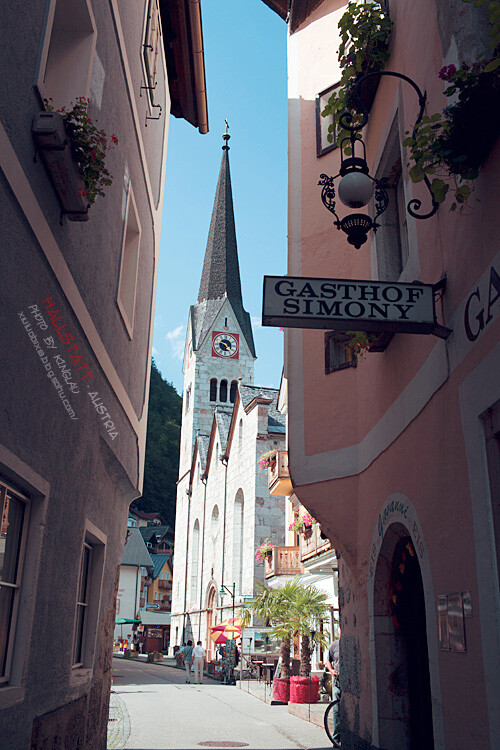 【Hallstatt 哈爾施塔特】位於阿爾卑斯山脈東部的奧地利境內(nèi)薩爾茨卡默古特地區(qū)，一個相當(dāng)小的湖畔小鎮(zhèn)，史前就有人類活動遺跡，至今已有四五千年歷史，曾因鹽礦致富，是奧地利最古老的小鎮(zhèn)之一，1997年聯(lián)合國列為世界文化遺產(chǎn)，座落於群山峽谷中清澈寧靜的湖泊旁，臨湖而建的小屋教堂，水中悠游的天鵝，像極了童話故事裡的人間仙境，譽(yù)為『世界上最美的小鎮(zhèn)』。