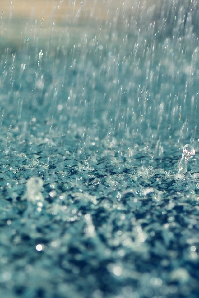 雨，是最寻常的，它是天空的眼泪，是天空释放心情的表现。