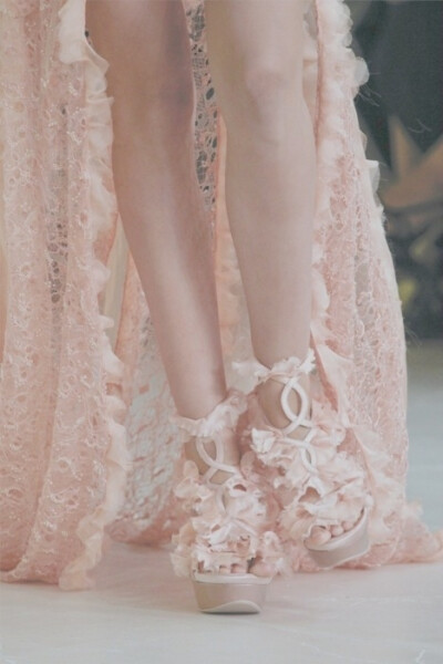 【梦】DESIRE~Bridal Chiffon、 柔美的粉色婚纱，配上同样柔美的鞋子， 整个感觉好像飘起来了一样。