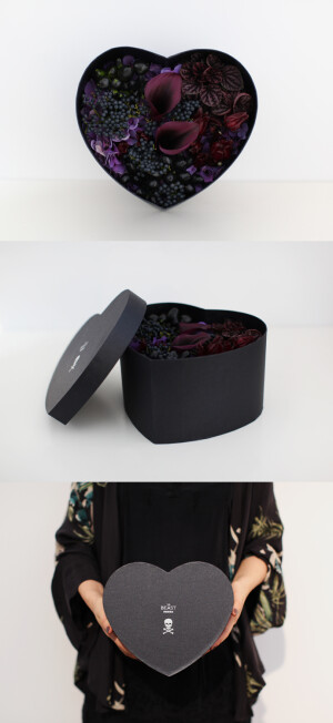 【毒药】花语：甲之蜜糖，乙之砒霜。 故事：以前有个同事，是穿纱裙的标准乖乖女。但她说，梦想化个烟熏妆换身铆钉皮衣，去听摇滚乐。现在她已是两个孩子的妈，梦想仍未实现。。。每个人心中，都住着个小魔鬼，请偶尔把它放出来，露齿一笑。