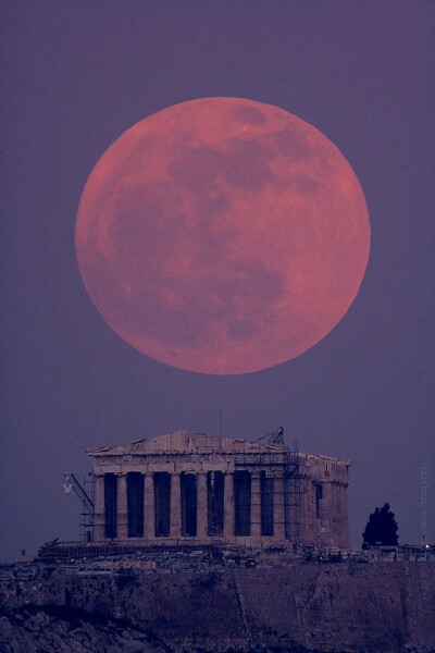 希腊雅典。帕台农神庙和超级月亮。