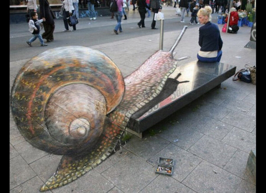 第一眼看街头艺术家朱利安•比弗斯（Julian Beever）的作品，它们像未完成的奇形怪状的动物画或者风景画的粉笔图纸。但是，如果你恰巧捕捉到了非常完美的角度，这些图像将会神奇地变换形状，呈现出巨大的变幻蜗牛或者时代广场的俯瞰画面。