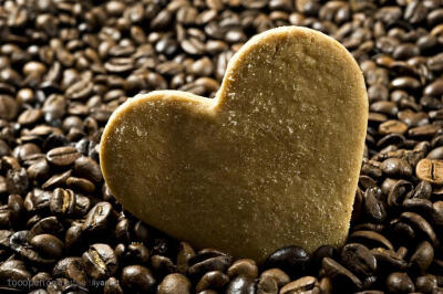 心形饼干和黑咖啡豆