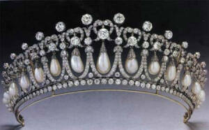 还记得戴安娜王妃在众多场合让人印象深刻的珍珠王冠吗？它因造型像女人的泪滴，得名“珍珠泪”。这顶王冠设计巧妙，顶部可自由拆卸，原本是玛丽王后委托珠宝商Garrard仿制她祖母剑桥夫人制造的，传到戴妃手里的时候顶部的珍珠被改成了钻石，拆下来的部分珍珠改成相配的耳环、项链。然而这顶王冠像是在佩戴者身上下了诅咒，凡是拥有它的女人都不会拥有好的感情归宿！果不其然，戴安娜和查尔斯的婚姻充满了痛苦和泪水，“风中的玫瑰”最后更是香消玉殒。