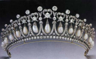 还记得戴安娜王妃在众多场合让人印象深刻的珍珠王冠吗？它因造型像女人的泪滴，得名“珍珠泪”。这顶王冠设计巧妙，顶部可自由拆卸，原本是玛丽王后委托珠宝商Garrard仿制她祖母剑桥夫人制造的，传到戴妃手里的时候…