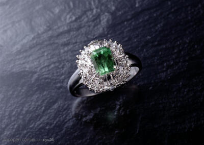 新婚物语-绿色宝石戒指生活百科图片素材