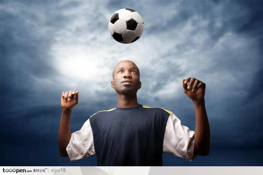 比赛运动-头顶足球的运动员生活百科图片素材
