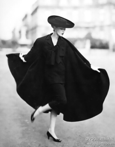 Dovima in cape ensemble by Lanvin-Castillo