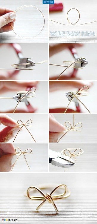 DIY蝴蝶结戒指~~~好多大牌都有出这种简单的蝴蝶结设计，可爱得不行~这种手工铁丝在手工艺材料市场就有得卖哟，很便宜~~~自己DIY太划算了~