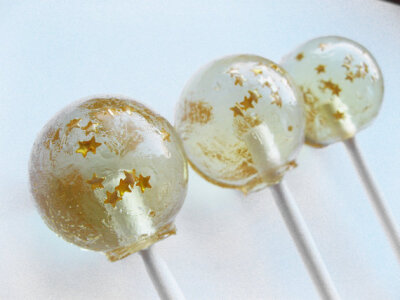 这是棒棒糖!!!!!!太吸引了!!听说国外才有得买~Champagne toast with gold stars - 6 pc. by Vintage Confections - MADE TO ORDER