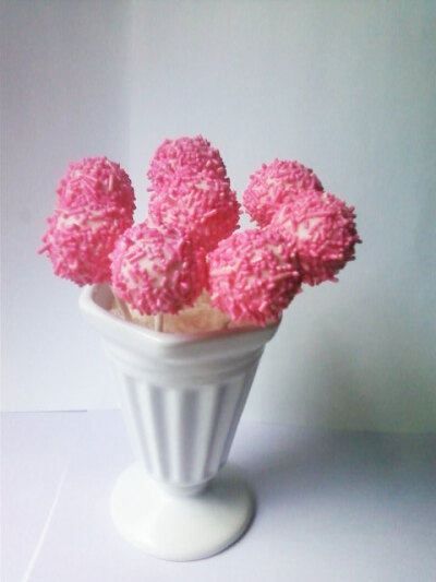 Pretty in Pink Cake Lollipops