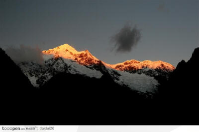 云南·梅里雪山“日照金山”奇观中华传统图片素材