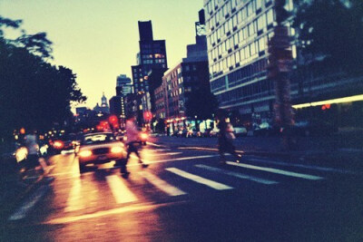 我是一个忧伤的疯子，行走在大街上，每个人的眼色刺透我的心脏，原来我一直在假装。