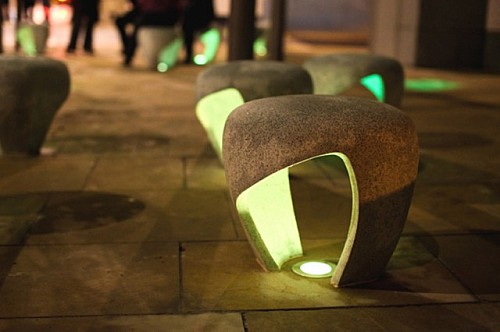 由英国设计师Charlie Davidson的公共座椅，椅子使用彩色混凝土、石英、大理石或云母做成。 摆在公园的地面射灯上，即可以减少地面灯对眼球的伤害，也可以做为一个椅子让游客休息，是一举两得的好工具。