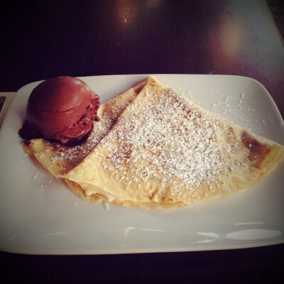 13@Chocolat Cremerie_Nutella&Mascarpone crepe with Orange chocolate gelato_2012.9.25 跟日式可丽饼店相比，他家真是属于貌不惊人但好吃到死的类型……Nutella + Mascarpone的搭配我从未尝过，一吃真的绝顶好吃…