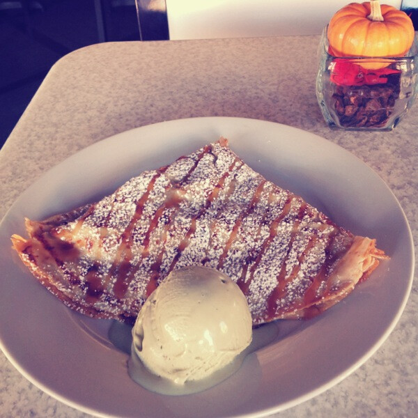 16@Chocolat Hillcrest_Apple, Walnuts & Caramel Crepe with Pistachio gelato_2012.10.1 这天想吃一个非Nutella的新口味，尝试了焦糖苹果这一款，结果也被惊艳到了——无论caramel sauce, caramelized apple还是walnuts都给得很慷慨（walnuts真正是honey glazed，所谓的琥珀桃仁），饼皮热而柔软，咬在嘴里有苹果派的感觉，Heaven！甚至比我最爱的Nutella都好吃。而且开心果gelato也是我吃过的最好的！