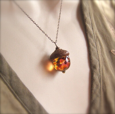 Glass Acorn Necklace in Autumn Tones by Bullseyebeads. 把橡子戴在身上。