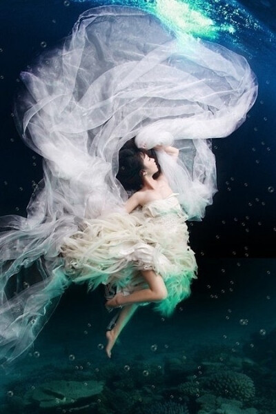 水下创意婚纱摄影。好飘逸的轻盈感。