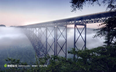 云雾上的大桥建筑园林图片素材