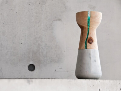 吴东治的＂无用＂设计，裂纹的木头被巧妙设计成花瓶，裂纹部分漆上明亮色彩增强视觉效果，这看似＂无用＂的木头也有了生机