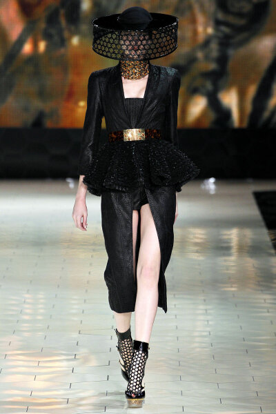 2013春夏巴黎时装周，Alexander McQueen 2013春夏发布会。
