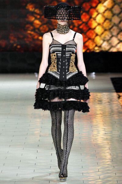 2013春夏巴黎时装周，Alexander McQueen 2013春夏发布会。