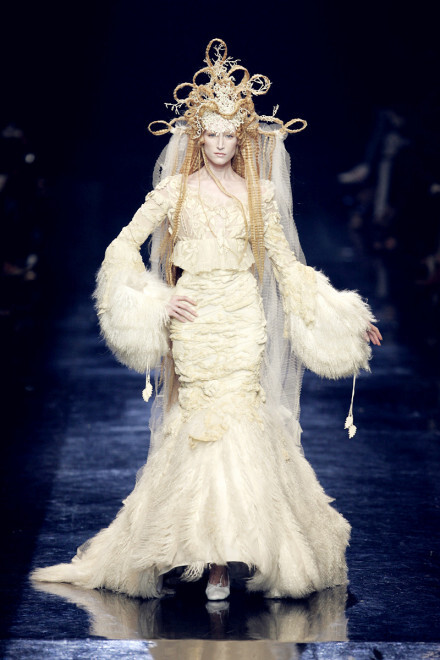 Jean Paul Gaultier的神话定论——他的心里永远住着一位女王。Jean Paul Gaultier Haute Couture FW 2005