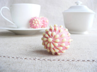 Strawberry Champagne Lollipops