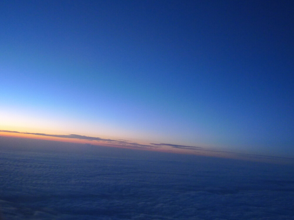 以一张坐在飞机上看窗外云海的照片作为结束。这个是真景，当时坐下午的飞机，这张是太阳下山的一刻。很美。