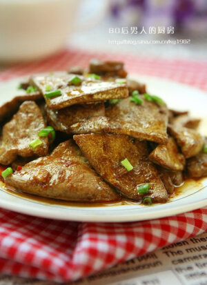 材料 猪肝   姜   豆瓣酱   淀粉   醋   盐   葱   蒜   料酒   酱油   <br />白糖   <br />作法 <br />1.猪肝用水清洗后，放在盐水中浸泡60分钟以上； <br />2.将猪肝切成长约4厘米、宽约3厘米、厚约0．3厘米的片，加料酒、淀粉抓匀放置15分钟以上; <br />3.姜、蒜切成末，葱切成葱花。用酱油、醋、白糖、盐调成汁; <br />4.热锅放油，烧至七成热时，放进猪肝快速炒散; <br />5.然后倒入姜、蒜末、豆瓣酱，待猪肝炒伸展时，倒入调味汁炒匀，撒葱花，关火起锅即可。