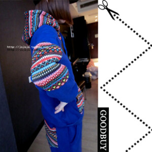 一直对这种带点民族感觉的图案有特别的情怀 看着就特别的舒服的那种！     特别是这款套装的颜色很喜欢的说 是那种有点特别的蓝色 实物看起来也灰常的好看的哦！  图案不是满满一整件的那种 但是你却都能看到的那种 很喜欢这种设计风格的说！   料子是加厚的了哦 可以穿很久的说