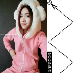 看着就温暖到不行的YY~天冷啦 不仅是自己感觉穿的暖和 也要让身边的人看着你穿的就超暖和的感觉~  特别是瘦瘦的妞们 穿了它 就不要担心感冒啦~  是有加绒的款式哦 帽子部分的毛茸茸 看着就感觉超级Q！  自己自留了一套的说，平时在家穿穿还是出门啥的都很好穿 而且不用care发型！