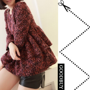 羊毛料子来的  迅公子街拍款  真的超级暖和  这个料子本是做外套的，超级厚一件，很重磅  不过整个冬天都可以穿  后面的扣子很复古，很像小香的拜占庭系列的扣子 <br /> <br />下摆蓬蓬的蛋糕形状，真的是人见人爱 <br /> <br />下面搭配皮短裤还是可以穿出积分帅气 <br /> <br />如果搭配小裙子的话，就马上变成可爱小女人啦~