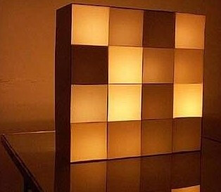 一个国外牛人的DIY杰作，图片是无法表达出其中的效果的，整个装饰灯是用蜡烛和易拉罐做出来的，并不需要电子设备和电，它的与众不同之处在于不同的方块会随机的闪烁，给人神秘和很高科技的感觉。看了下面的制作过程你才能真正领会到其中的原理。