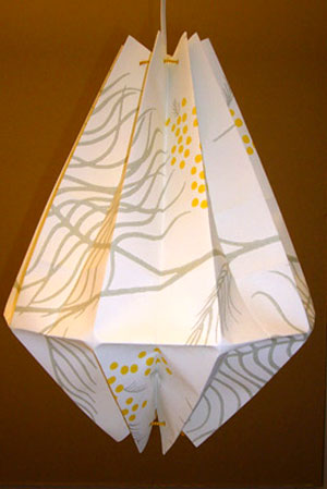 圣诞节手工灯罩的制作教程，也可以当做是灯笼，总而言之这种效果还是比较好的，所以还是很值得一试，制作起来也很简单，教程地址：http://www.zhidiy.com/shengdanjie/5089.html