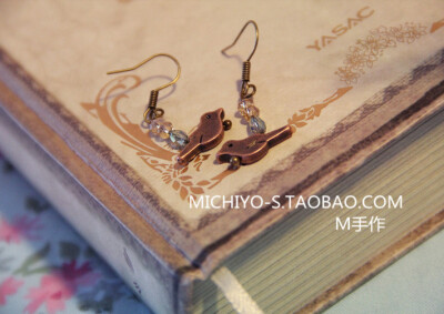 【M_s独家手工制作】〓zakka复古 精致古铜小鸟小水晶耳环5.80元http://item.taobao.com/item.htm?spm=0.0.0.31.fb2e75&id=16129037444