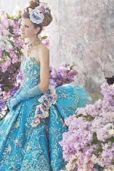【蓝色妖姬婚纱精选】天蓝色手工刺绣婚纱，深蓝色头花，魅惑的蓝色眼影，一切都凸显着贵族气质。
