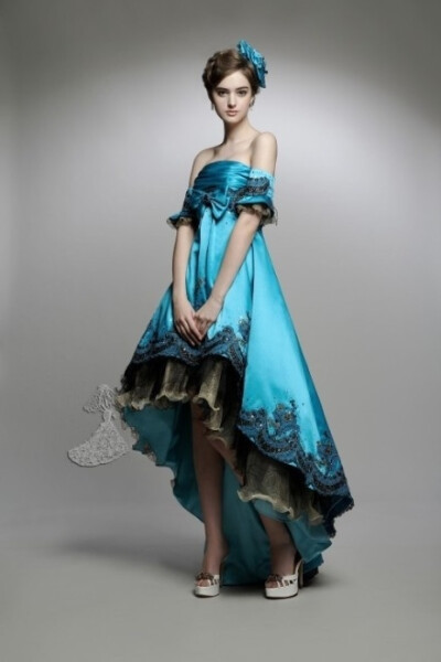 【蓝色妖姬婚纱精选】湖蓝色的婚纱，静谧甜美的气质脱颖而出。