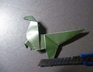 一个很简单的折纸恐龙，但是由于已经将折纸恐龙的动态感展现了出来，这样一个折纸恐龙还是非常值得一试的，如果你喜欢，不妨点击图解教程学习：http://www.zhidiy.com/zhezhirumen/5063/