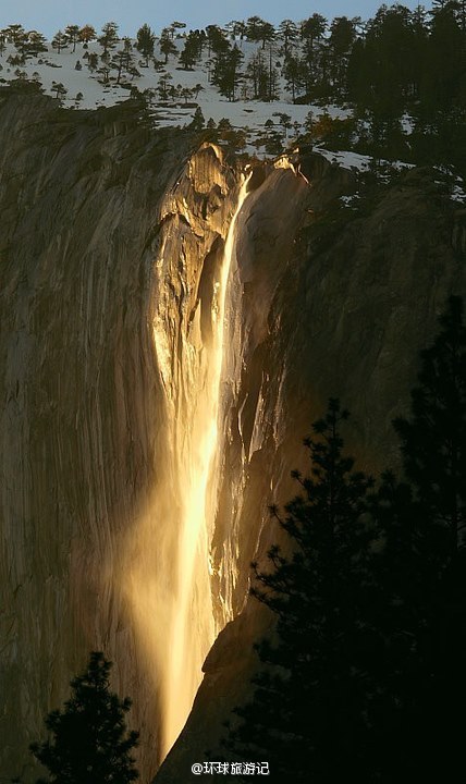 Horsetail Falls in Yosemite 每年只有二月份的几天，当太阳与瀑布达到一定的角度是就会出现这种奇观 犹如瀑布着火一般！