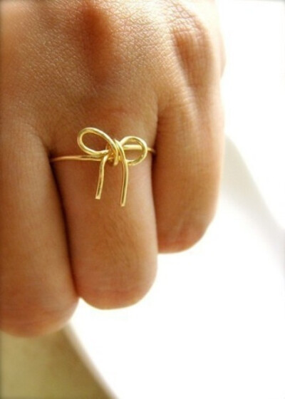 喜欢这样很细的简单的戒指