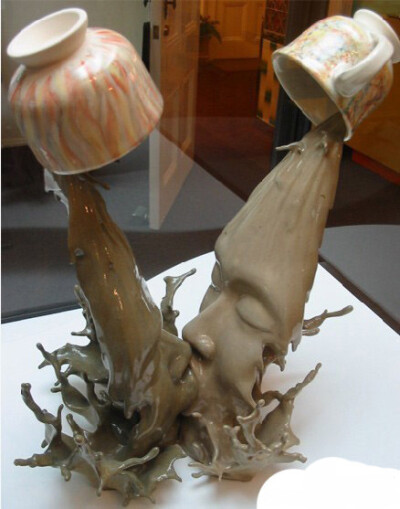 咖啡之吻：香港设计师曾章成的陶艺雕塑作品，象征爱情与婚姻。