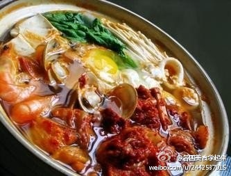 【韩式泡菜豆腐锅】1.鱿鱼.豆腐.泡菜.青椒切块,大葱切碎,大蒜.胡萝卜切片;2.锅内放油,6成热时放蒜片爆香,改中火放韩式辣酱;3.炒出红油后,放鱿鱼翻炒,再加豆腐.泡菜,炒匀后加水;4.待水烧开后,加盐.鸡精.白糖调味,最后…