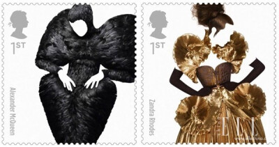 英国邮政机构Royal Mail推出了一个“Great British Fashion Stamps（大英国时尚邮票）”系列 左：Alexander McQueen；右：Zandra Rhodes