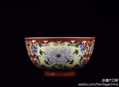 清雍正珊瑚红地珐琅彩花卉纹碗，法国吉美博物馆藏。