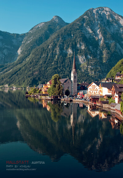 【Hallstatt 哈爾施塔特】位於阿爾卑斯山脈東部的奧地利境內薩爾茨卡默古特地區，一個相當小的湖畔小鎮，史前就有人類活動遺跡，至今已有四五千年歷史，曾因鹽礦致富，是奧地利最古老的小鎮之一，1997年聯合國列為世…