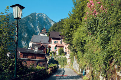 【Hallstatt 哈爾施塔特】位於阿爾卑斯山脈東部的奧地利境內薩爾茨卡默古特地區，一個相當小的湖畔小鎮，史前就有人類活動遺跡，至今已有四五千年歷史，曾因鹽礦致富，是奧地利最古老的小鎮之一，1997年聯合國列為世…